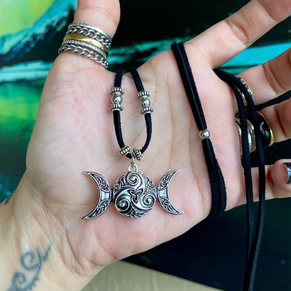 Triple moon celtic knot design choker necklace - Picture 2 of 13